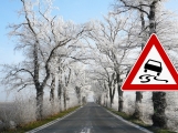 Meteorologové varují: Od večerních hodin hrozí na silnicích ledovka