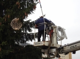 Máme první fotky ze zdobení vánočního stromu v Příbrami