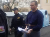 Video: Soud poslal obviněného muže z přepadení banky do vazby