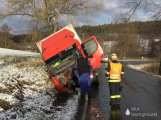 Aktuálně: Silný vítr a sníh komplikuje dopravu, u Hluboše skončil nákladní vůz v příkopu