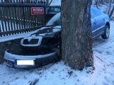 Aktuálně: Po nehodě zůstal vůz zaklíněný mezi stromem a plotem