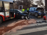 Aktuálně: Ranní špičku komplikuje nehoda dvou vozidel s autobusem