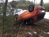 Aktuálně: Na  namrzlé vozovce nezvládla jízdu, skončila s vozem v lese na střeše