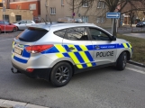 Aktuálně: Srážka osobního vozu s chodcem uzavřela Školní ulici na Dobříši