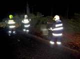 Pád stromu přes silnici si vyžádal noční výjezd hasičů