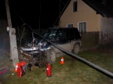 Namol opilý řidič zdemoloval svůj terénní vůz o sloup