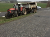 Aktuálně: U Dublovic došlo ke střetu auta s traktorem