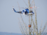 Hasiči bojují s požárem lesa, na pomoc povolali vrtulník s bambi vakem
