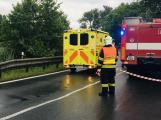 Video: Policisté pátrají po svědcích dopravní nehody motorkáře