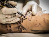 Tetování stoupá v oblibě, líbí se více než polovině lidí