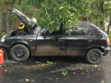 Po nárazu auta do stromu zasahují v Příbrami záchranné složky
