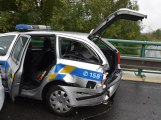 Zfetovaný motorkář se zákazem řízení naboural policejní auto