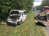 Čelní střet dvou aut uzavřel silnici u Lešetic