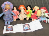 Senioři ušili panenky na pomoc chudým dětem
