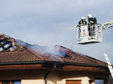 Plameny zachvátily střechu rodinného domu, hasiči vyhlásili druhý stupeň poplachu