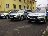 Příbramští policisté dostali nová vozidla pro prvosledové hlídky. Kromě modrých majáků mají i červené, přibyla ochrana nárazníků