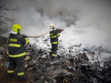 Hasiči stále dohašují požár elektroodpadu v Sedlčanech