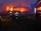 Plameny pohltily budovu restaurace v kempu u Věšína, hasiči vyhlásili druhý stupeň poplachu