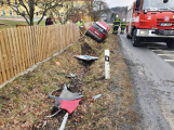 Vyjel ze silnice a zdemoloval plot u školy, na pomoc vyjely dvě hasičské jednotky