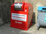 Recyklace elektroodpadu má nový mezičlánek. Vykradače kontejnerů