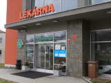 Lidé vykoupili kvůli koronaviru roušky, začínají se zásobovat potravinami