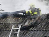 Hasiči zasahují u požáru kůlny v Jincích. Na místě jsou čtyři jednotky
