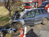 Tři těžká zranění si vyžádala nehoda u Jablonné. Policisté silnici uzavřeli, na místě přistály dva vrtulníky