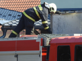 Hasiči likvidují požár filtrační jednotky v areálu výrobní firmy v Bohutíně