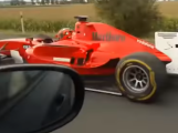 Řidič formule se vyhnul zákazu řízení. Identifikaci znemožnila helma