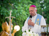 Zapalte na Bílou sobotu po setmění za okny svých domovů svíčku, vyzývají biskupové