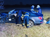 Po nehodě skončily ve vozidle dvě zaklíněné osoby. Na pomoc přiletěl záchranářský vrtulník
