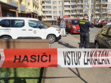 Hasiči dekontaminují bytové domy na Brodské. Byl zde prokázán čtvrtý případ nákazy koronavirem