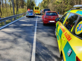 Na Příbramsku se srazily dvě motorky, na místo spěchal záchranářský vrtulník