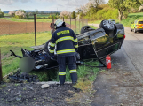 Řidič u Březnice přetočil auto na střechu, na místo spěchal vrtulník