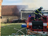 Stodolu v Radošicích pohltily plameny, uvnitř shořela tři auta