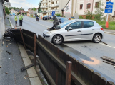 Řidička Peugeotu po technické závadě zdemolovala oplocení