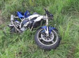 Pátrání: Řidič nedal přednost motorkáři a z místa nehody ujel
