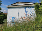 Foto: Neznámý vandal posprejoval fasádu vodojemu u Milína