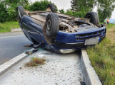 V Rožmitále skončilo auto na střeše, řidič vyvázl bez zranění