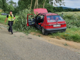 Řidička felicie narazila u Velké Lečice do stromu, na pomoc spěchal vrtulník