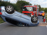 U Třebska skončilo auto na střeše, policisté komunikaci uzavřeli