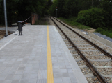 Přes koleje přecházejí i rodiče s malými dětmi, nechápeme tu nezodpovědnost, říkají dělníci na stavbě nové zastávky