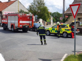 Sraženou chodkyni sanitka odváží na urgentní příjem pražské nemocnice