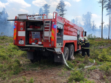 Hasiči likvidují požár v Brdech, pravděpodobně po nedohašeném ohništi