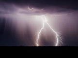 Meteorologové varují: Ženou se bouřky s přívalovými dešti