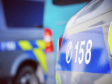 V době nouzového stavu kradli dřevo, naftu, ale i peníze. Trojici mužů stíhá policie