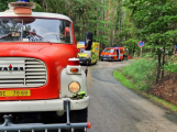 U Bukové skončilo auto na střeše, jeden zraněný