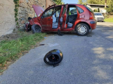 V Milíně se střetlo auto s motorkou, jeden zraněný