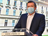 Při 120.000 nakažených hrozí omezení lůžkové péče, říká Hamáček