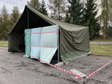Lidé v karanténě kvůli covidu mohou dnes hlasovat z auta